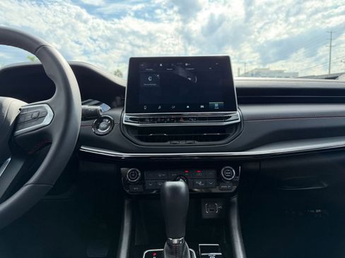 Used 2025 Jeep Compass Trailhawk image 18