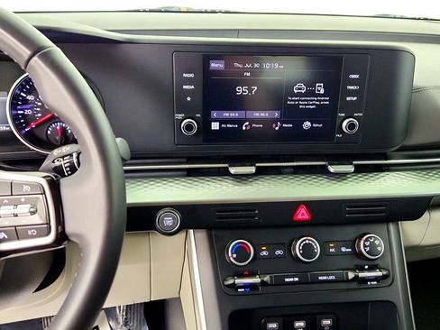 Used 2024 Kia Carnival LX FWD image 17
