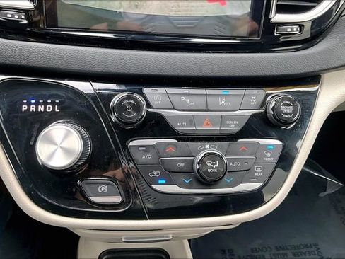 Used 2024 Chrysler Pacifica Touring-L image 34