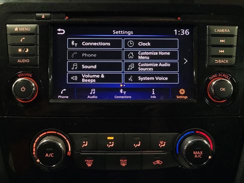 Used 2018 Nissan Rogue S image 25