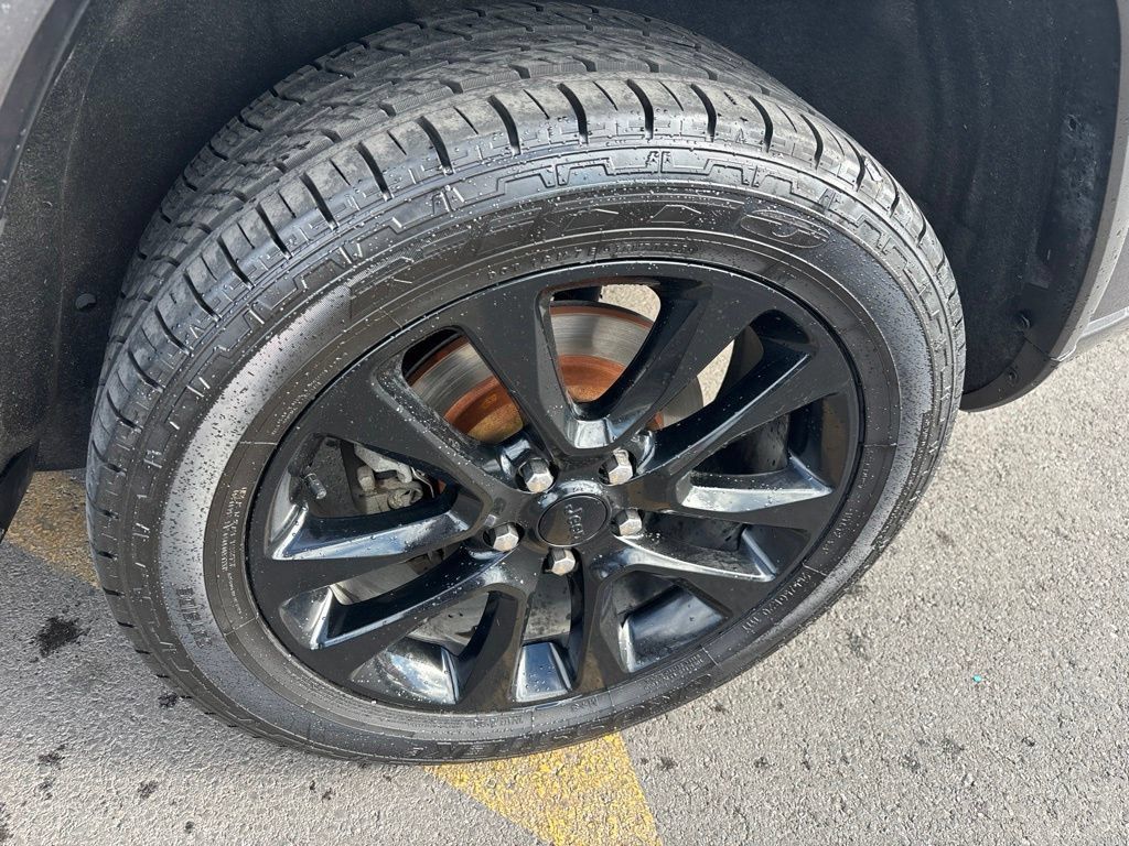 Used 2019 Jeep Grand Cherokee Altitude AWD/4WD image 15