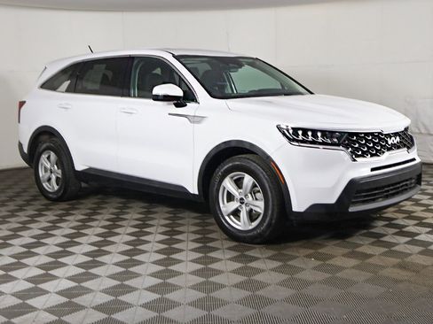 Used 2023 Kia Sorento LX image 2