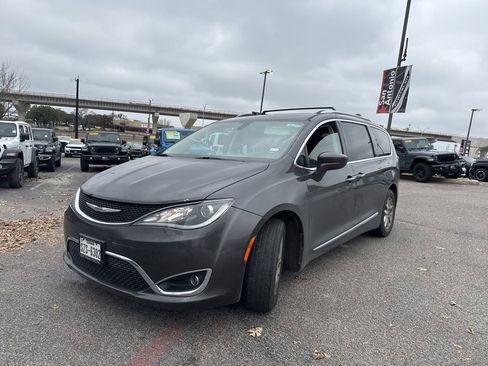 Used 2020 Chrysler Pacifica Touring-L image 15