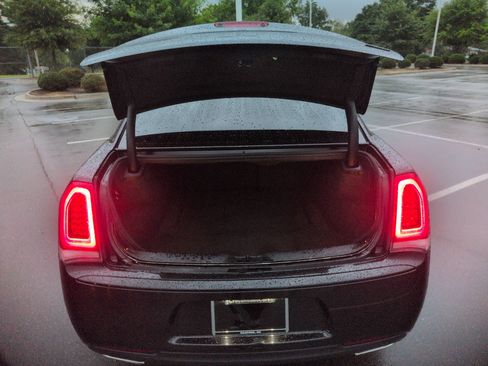 Used 2022 Chrysler 300 Touring w/ Sport Appearance Package RWD image 31