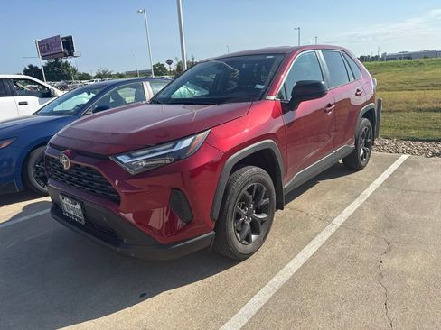 Used 2024 Toyota RAV4 LE FWD image 5