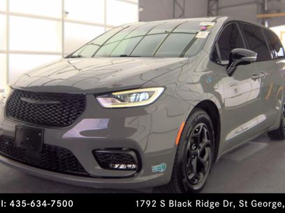 Used 2023 Chrysler Pacifica Limited w/ Uconnect Theater Family Group