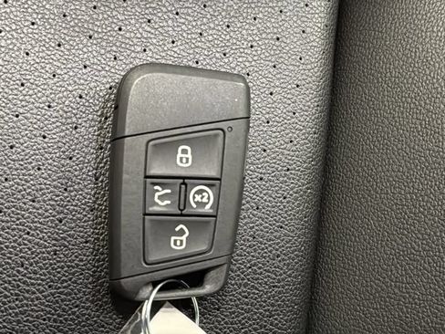 Used 2024 Volkswagen Tiguan SE R-Line AWD/4WD image 40