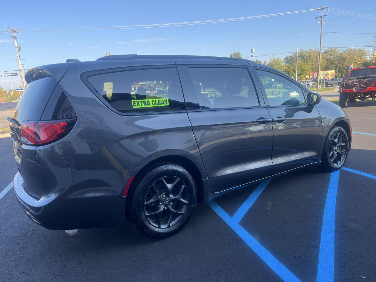 Used 2019 Chrysler Pacifica Touring-L w/ S Appearance Package FWD image 5