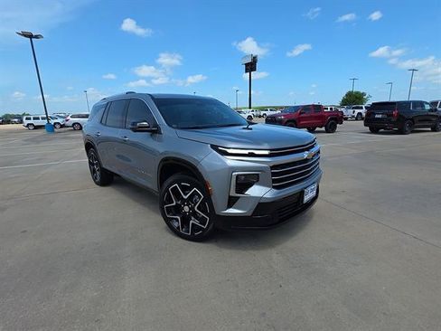 Used 2025 Chevrolet Traverse High Country w/ LPO, Floor Liner Package FWD image 5