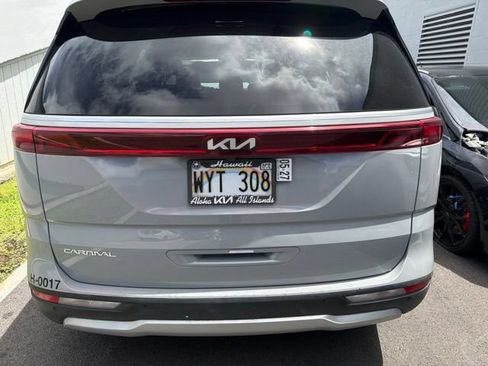 Used 2024 Kia Carnival EX FWD image 3
