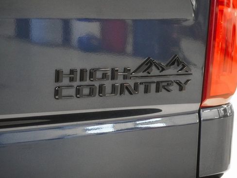 Used 2022 Chevrolet Silverado 1500 High Country w/ Technology Package image 9