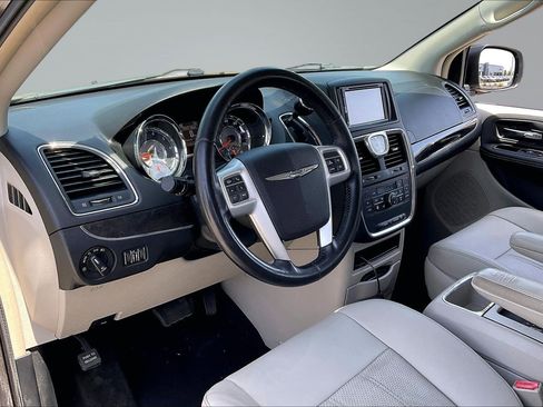 Used 2016 Chrysler Town & Country Touring-L w/ Driver Convenience Group FWD image 12