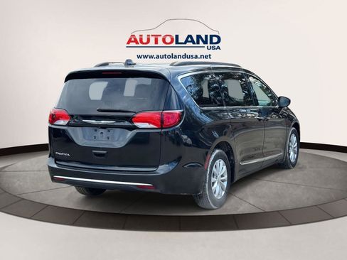 Used 2017 Chrysler Pacifica Touring-L image 4