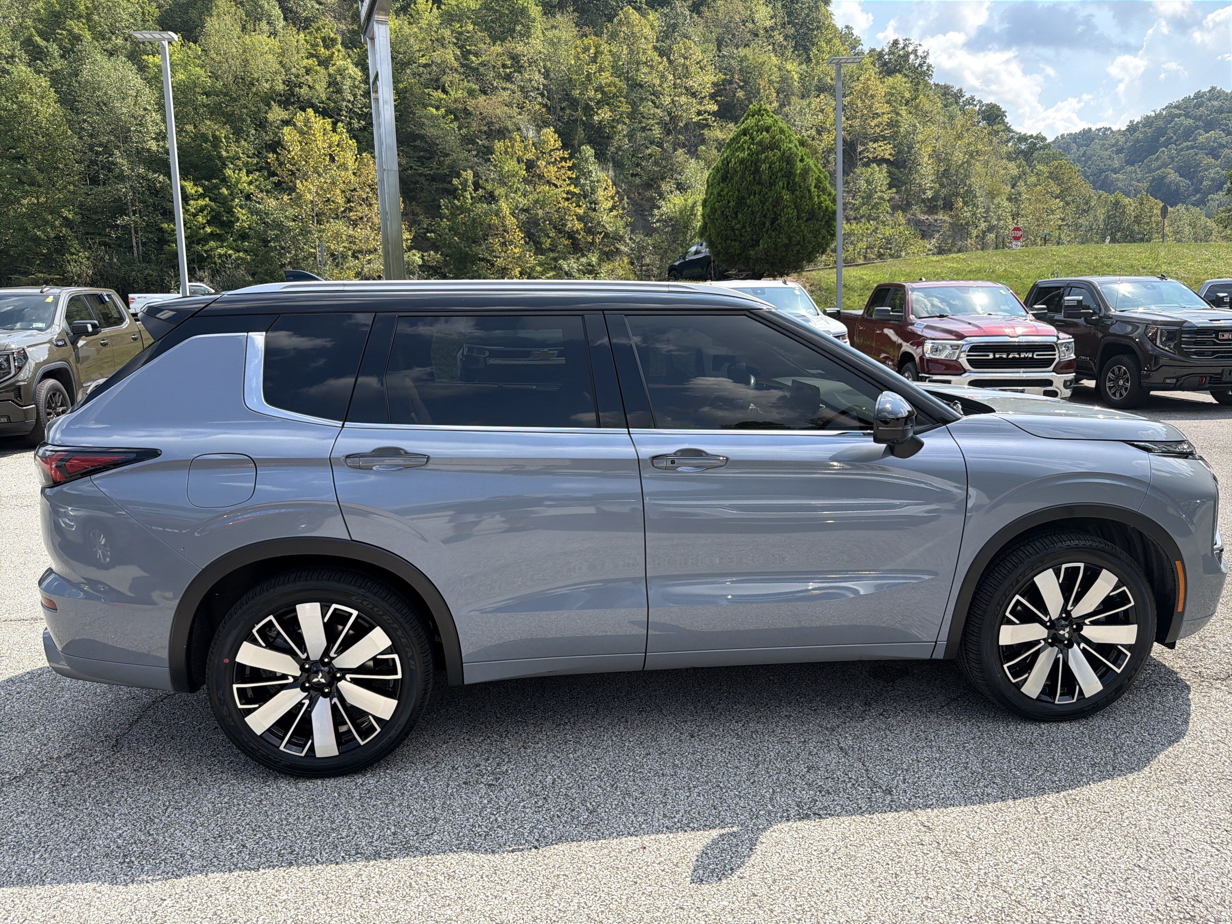 Used 2025 Mitsubishi Outlander SEL AWD/4WD image 14