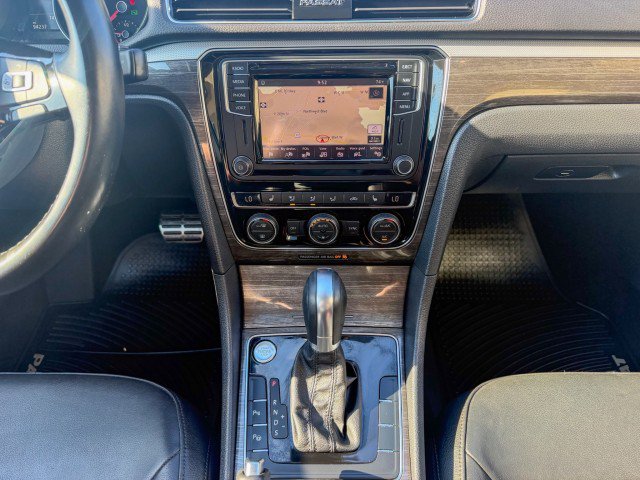 Used 2018 Volkswagen Passat 2.0T SEL Premium FWD image 11