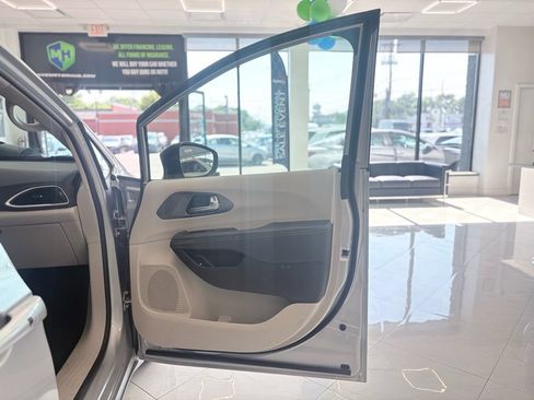 Used 2024 Chrysler Pacifica Touring-L FWD image 38