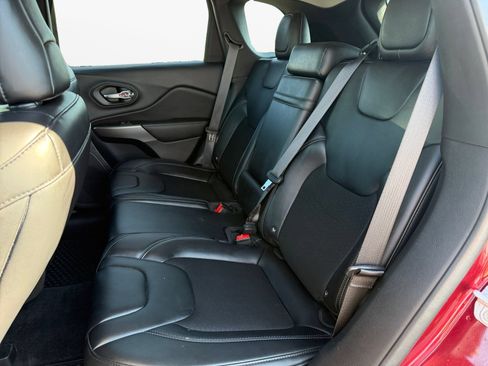 Used 2019 Jeep Cherokee Latitude Plus w/ Cold Weather Group AWD/4WD image 15