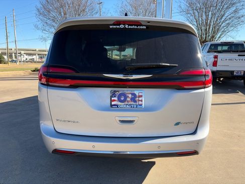 Used 2023 Chrysler Pacifica Touring-L image 6