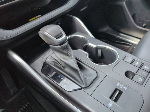 Used 2023 Toyota Highlander XLE image 24