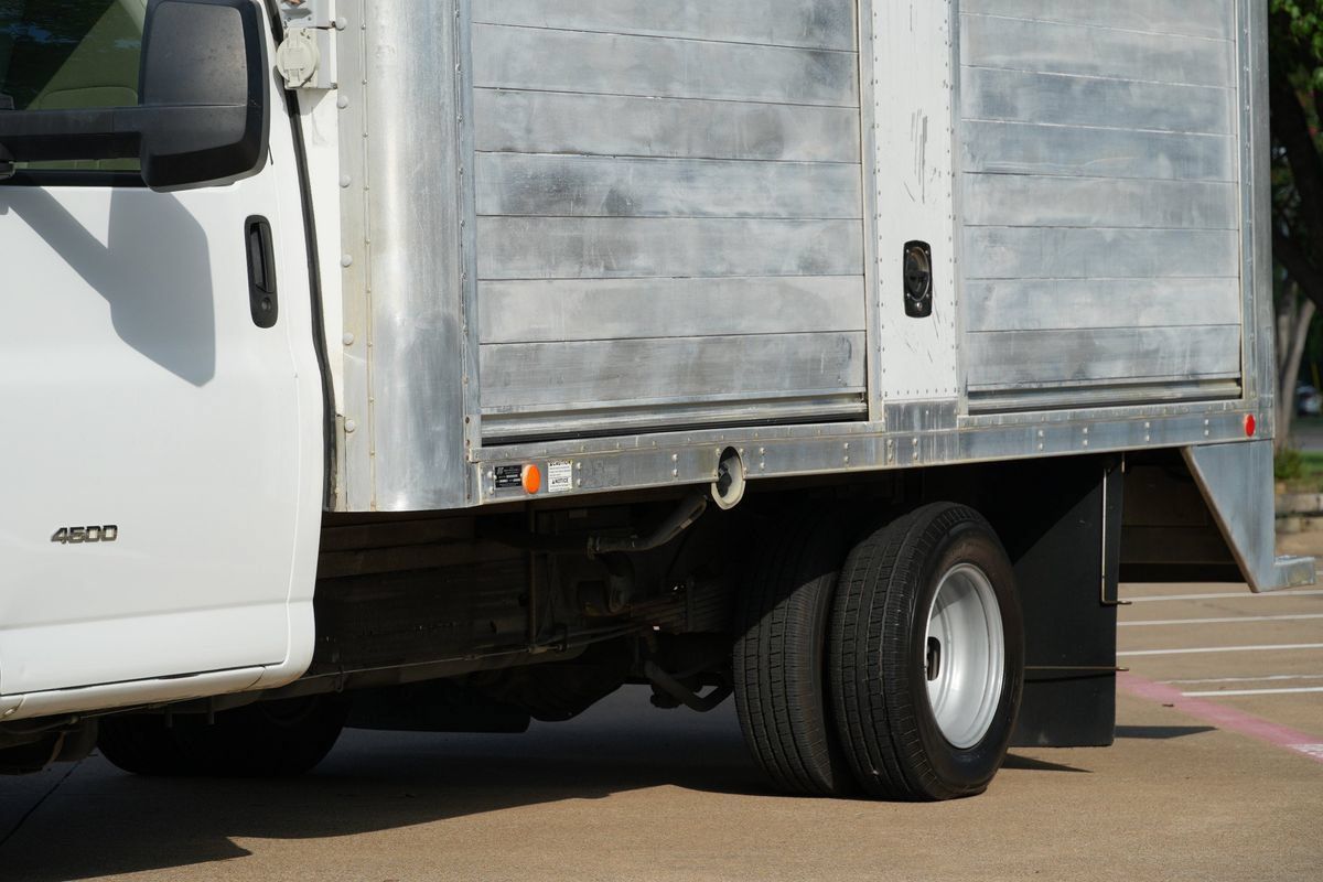 Used 2015 Chevrolet Express 4500 RWD image 24