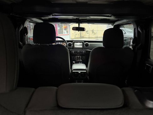 Used 2020 Jeep Wrangler Unlimited Sahara image 21