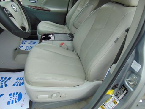 Used 2013 Toyota Sienna XLE image 7