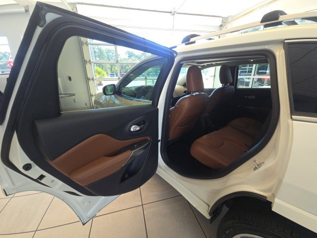 Used 2019 Jeep Cherokee Overland w/ Technology Group FWD image 13