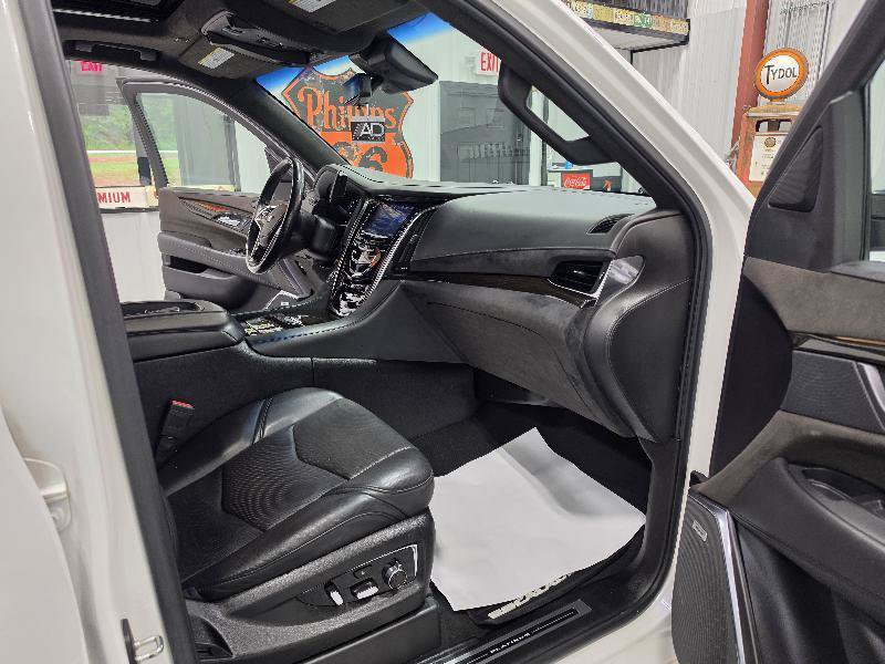Used 2018 Cadillac Escalade ESV Platinum AWD/4WD image 10