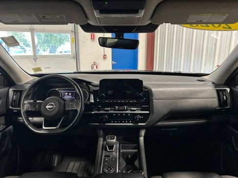Used 2025 Nissan Pathfinder SL AWD/4WD image 16
