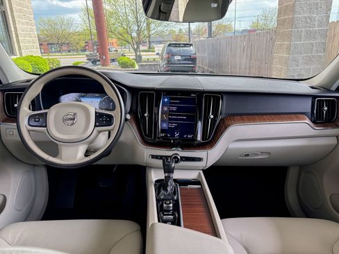Used 2021 Volvo XC60 T5 Momentum w/ Advanced Package image 21