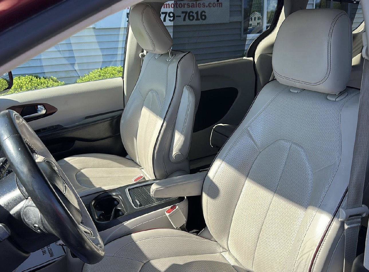Used 2019 Chrysler Pacifica Limited FWD image 11