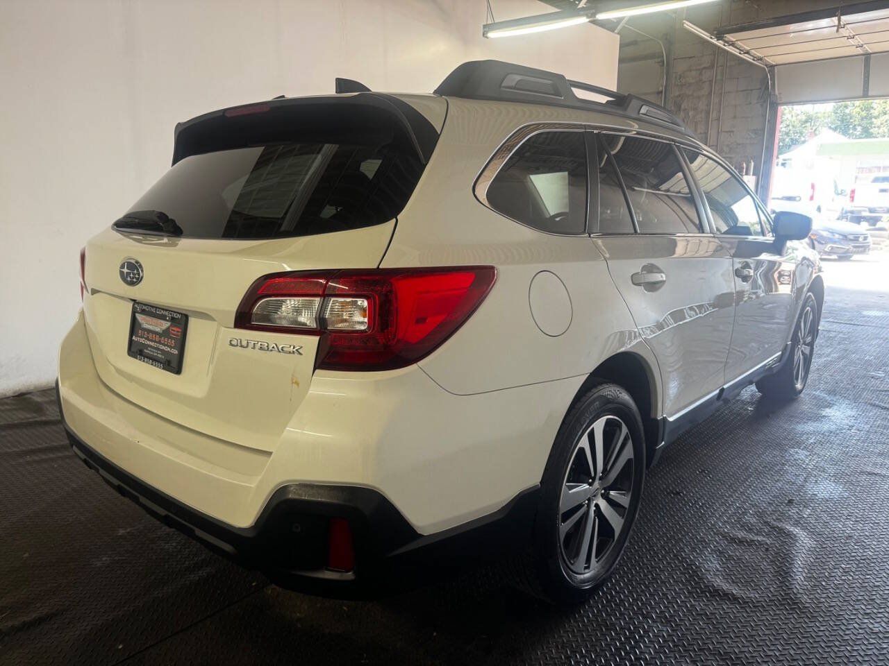 Used 2019 Subaru Outback 2.5i Limited AWD/4WD image 3