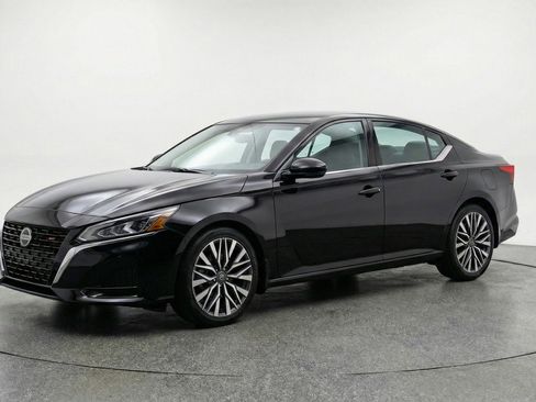 Used 2025 Nissan Altima 2.5 SV image 3