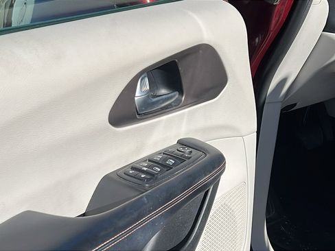 Used 2018 Chrysler Pacifica Touring-L image 15