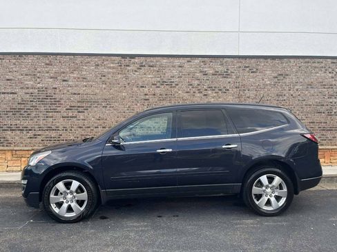 Used 2015 Chevrolet Traverse LT w/ Style and Technology Package FWD image 2