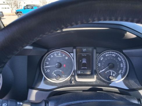 Used 2017 Toyota Tacoma TRD Off-Road w/ Premium & Technology Package image 12