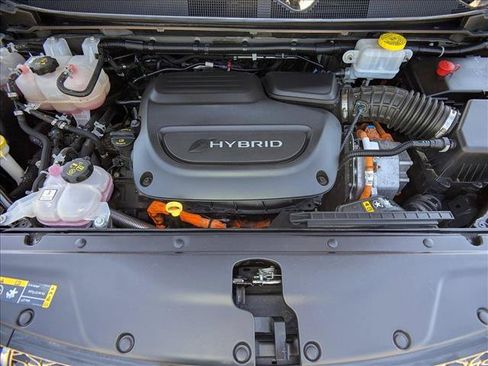 Used 2023 Chrysler Pacifica Touring-L FWD image 23