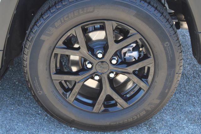 Used 2025 Jeep Grand Cherokee Altitude RWD image 10