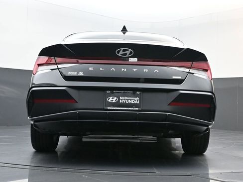 Certified 2025 Hyundai Elantra Limited image 18