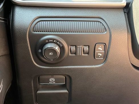Used 2024 Jeep Wagoneer Series III w/ Premium Group I AWD/4WD image 41