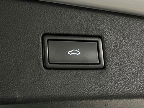 Used 2018 Volkswagen Tiguan SEL image 37