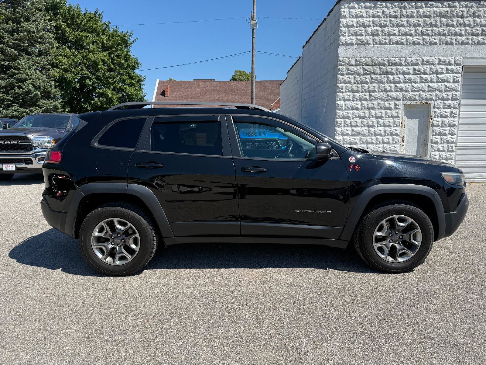 Used 2019 Jeep Cherokee Trailhawk w/ Comfort/Convenience Group AWD/4WD image 4