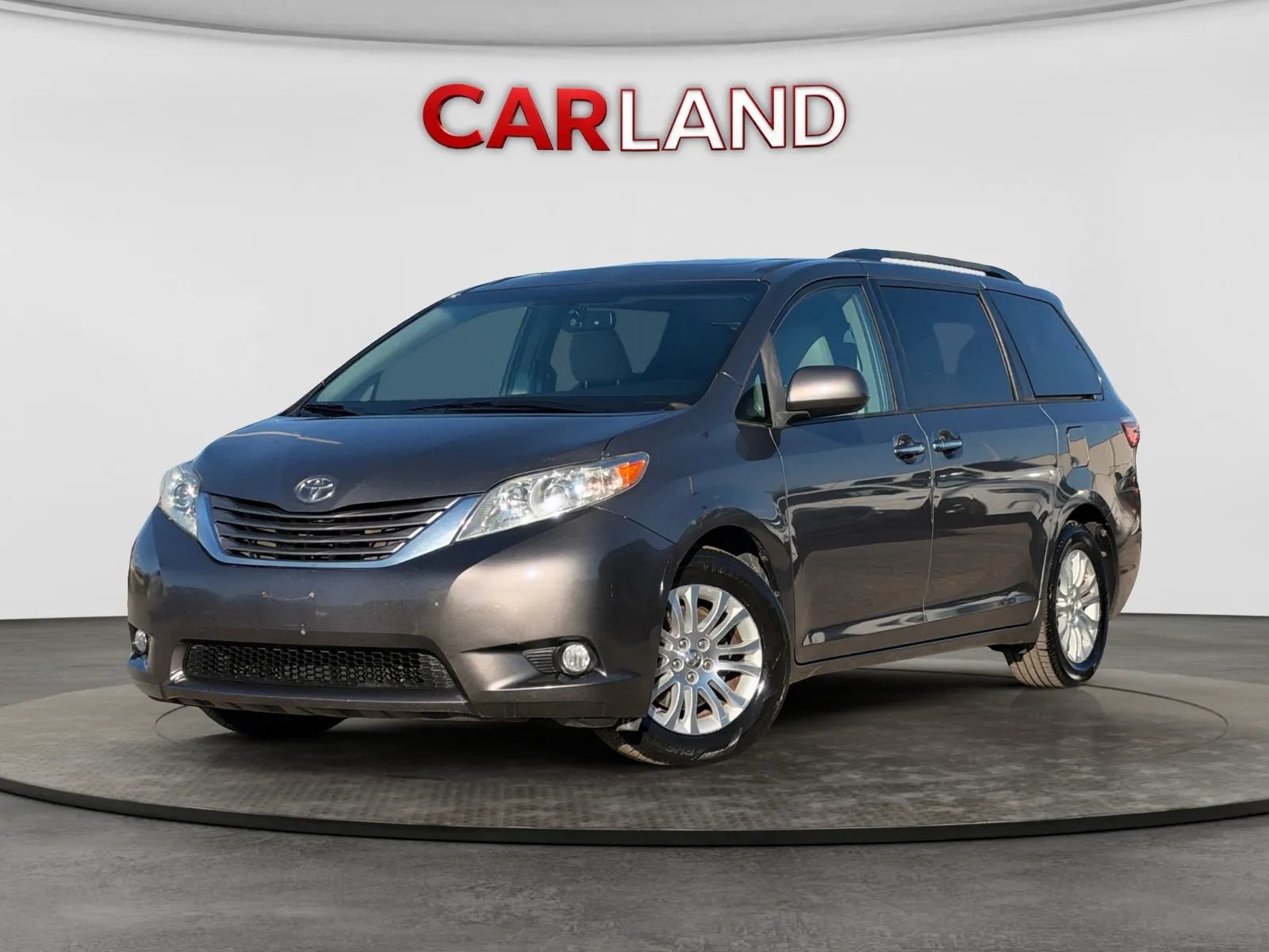 Used 2016 Toyota Sienna XLE w/ XLE Navigation Package FWD image 1