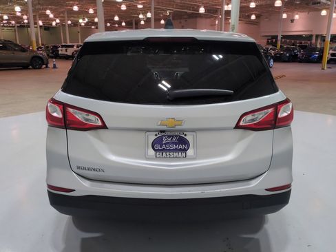 Used 2019 Chevrolet Equinox LS w/ LS Convenience Package FWD image 4