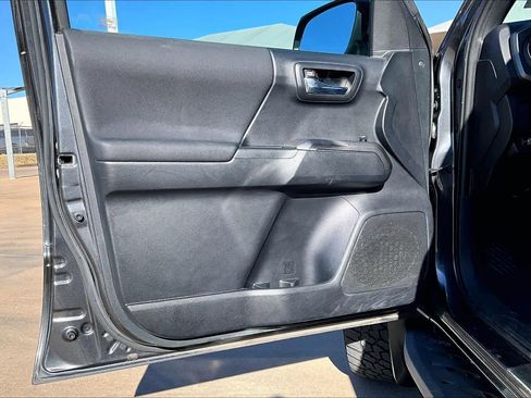 Used 2018 Toyota Tacoma TRD Off-Road image 24