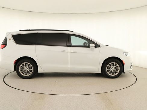 Used 2022 Chrysler Pacifica Touring-L w/ Uconnect Theater Family Group AWD/4WD image 8