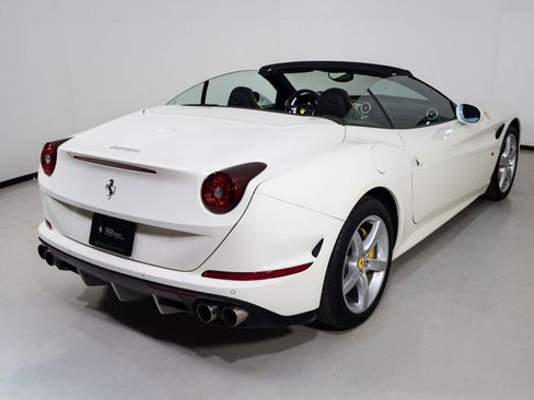 Used 2017 Ferrari California T RWD image 9