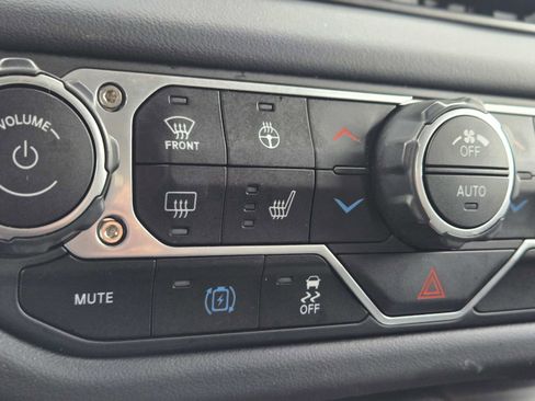 Used 2025 Jeep Wrangler Sahara image 33