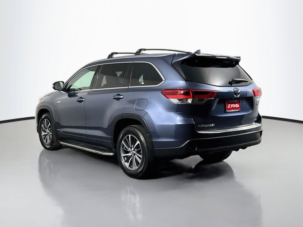 Used 2017 Toyota Highlander XLE AWD/4WD image 3