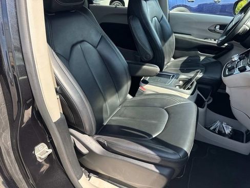 Used 2023 Chrysler Pacifica Touring-L FWD image 24